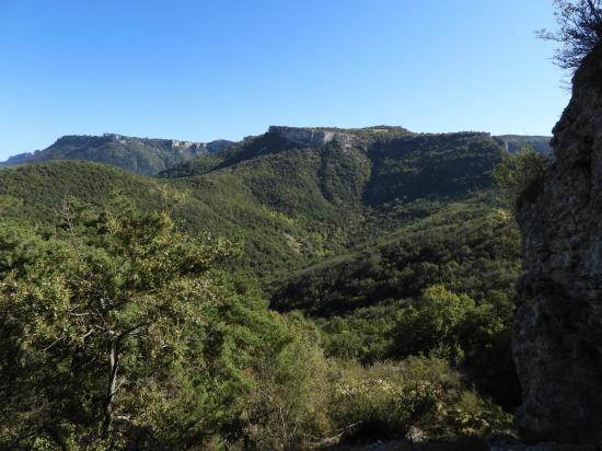 Entre le Pont des Sarrasins et le serre de l'Âne (on distingue l'arche naturelle au milieu de la photo)