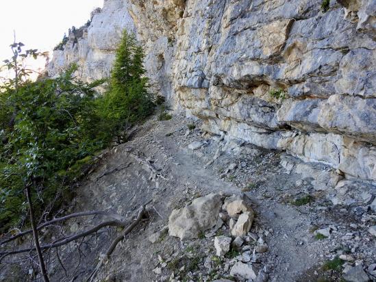 Sur la vire au pied des falaises W du Glandasse