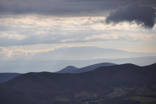 A l'horizon, le Mont-Ventoux