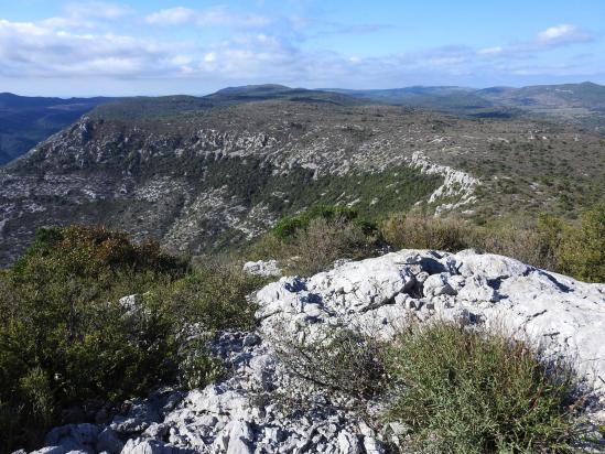Depuis le sommet de Peyre Martine on domine le cirque de la Séranne