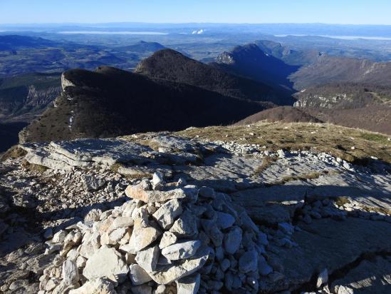 Au sommet du Veyou à 1589m (vue en enfilade du synclinal de Saoû)