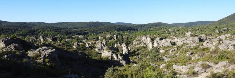 Le village de Mourèze en bordure du cirque éponyme