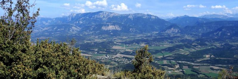 Au Pas de la Pousterle la vue sur le Diois et la montagne du Glandasse est superbe...