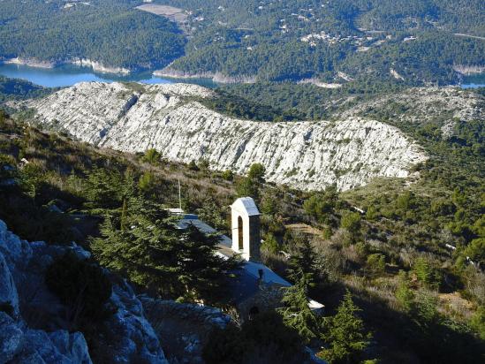 Au-delà du prieuré sur le chemin d'ascension à la Croix-de-Provence