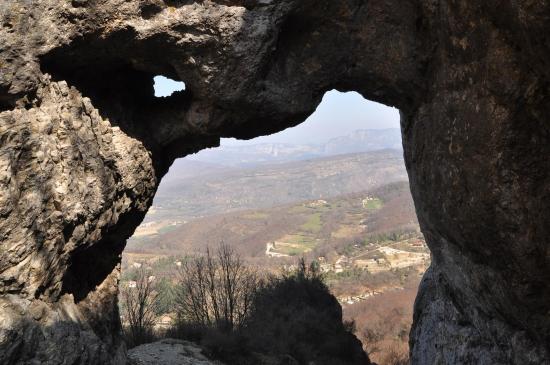 Le Trou du Furet donne accès aux crêtes de la montagne du Poët