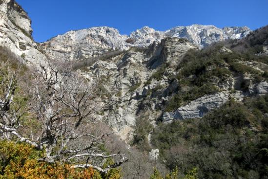 Sur le sentier-balcon au pied de la muraille du Glandasse