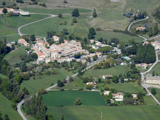 Vue plongeante sur le village de Vesc depuis la crête sommitale de la montagne de Ruy