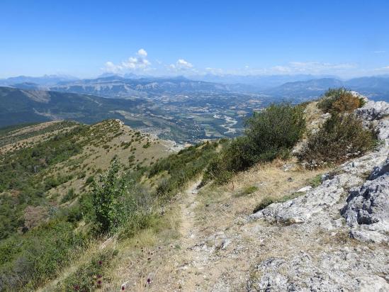 Au sommet du Pic de Saint-Cyr avec une vue sur la vallée du Buëch et dans le lointain les montagnes du Dévoluy