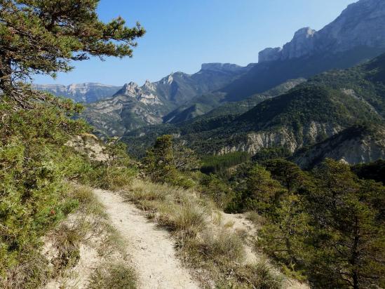 Sur le sentier-balcon entre le col de Ginayes et Serre Jean