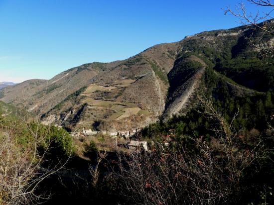 Descente sur le hameau des Claitons (Saint-Benoît-en-Diois)