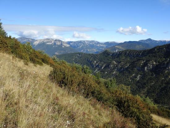 Montée vers la crête de La Grésière (au fond, le S du Vercors)