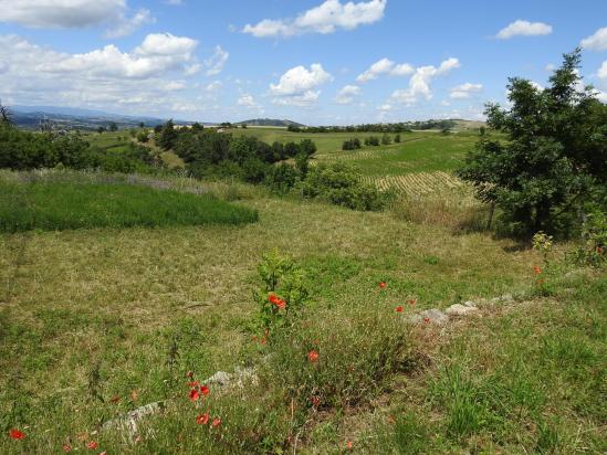 Panorama étendu vers l'ouest depuis l'entrée du hameau du Bret