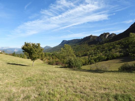 La vue étendue sur les remparts N du synclinal de Saoû depuis Le Collet