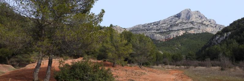 Dans la montée vers Roques Hautes, la Croix-de-Provence