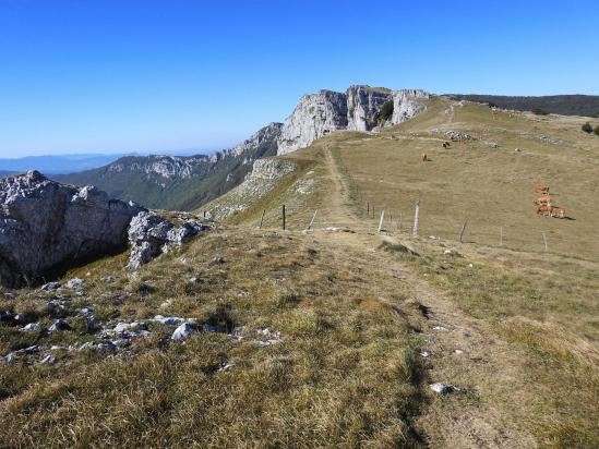 Les Rochers de la Sausse vue en enfilade depuis le col de la Bataille