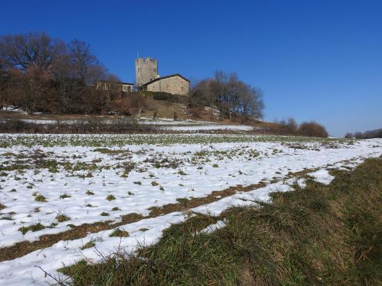 A l'approche de la tour de Ratières