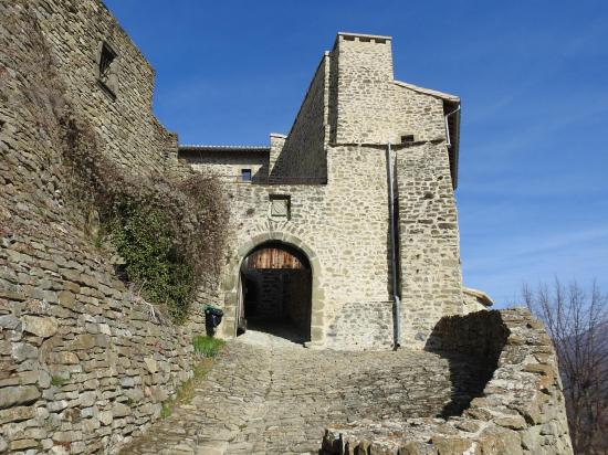 L'entrée du château du Poët Célard