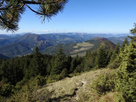 A l'approche du sommet de Banne (à l'arrière, la montagne de Tarsimoure)