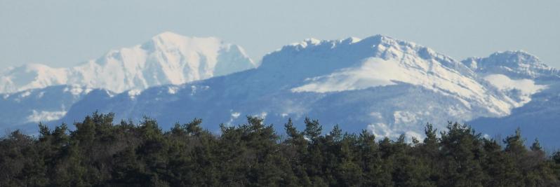 Le Mont-Blanc apparaît depuis la crête entre la ferme de Rosières et Ponsoye