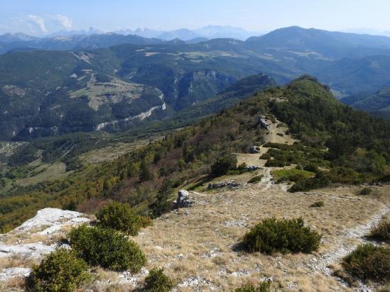 Vue arrière depuis le sommet n°1 de Tarsimoure vers le Ranc de l'Aigle (au fond, le Dévoluy)