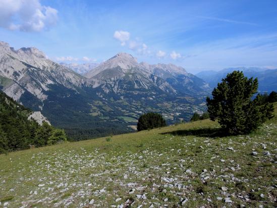 A Moutet, on dispose d'une belle vue sur la partie E du Dévoluy (montagne de Faraut)