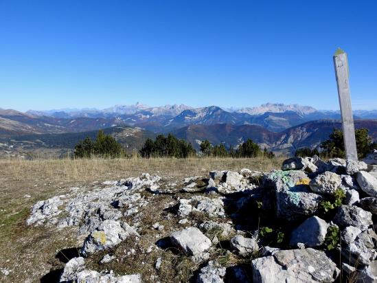 Vue panoramique sur les montagnes du Dévoluy depuis le sommet de Banne