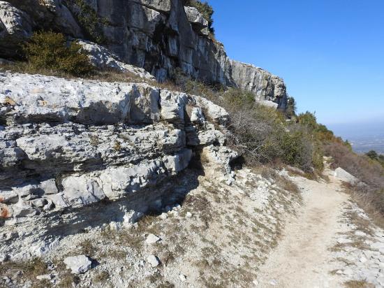 Le sentier en bord de falaise