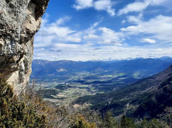 Le Dévoluy apparaît alors que l'on côtoie les falaises sommitales de La Pâle