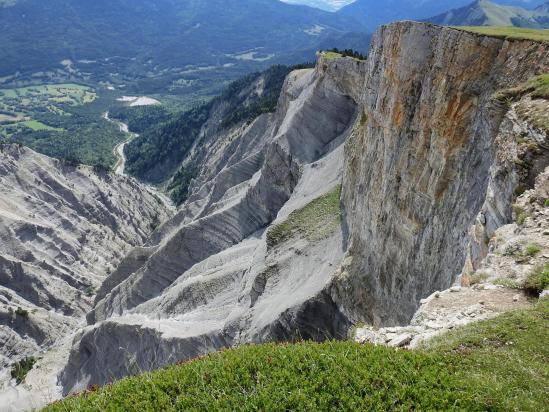 A l'approche de la Tête Chevalière, on suit le rebord de la falaise du ravin du ruisseau des Arches