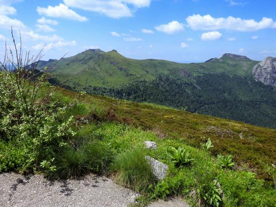 Le Puy Chavaroche vu depuis la montée au sommet du Puy Mary