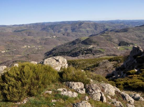 Au sommet de la Roche de Gourdon (vue sur la vallée de l'Auzène)