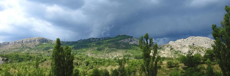 L'orage menace alors que l'on approche de Séderon sous les remparts S de la montagne de Bergiès