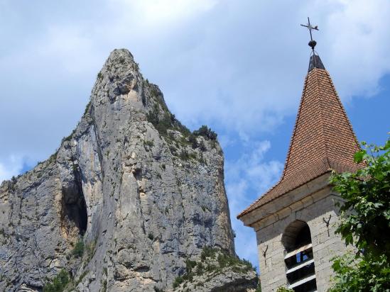 Retour à Orpierre (clocher de l'église et Rocher du Quiquillon)