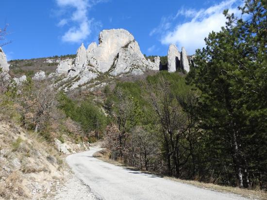 Sur la route de Pennes-le-Sec, les rochers du Château