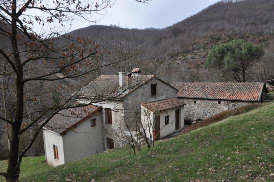 Entre Ajoux et Intres, la ferme de La Pra au bord de l'Auzenet