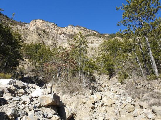 Sur le sentier chaotique de retour vers Laval d'Aix