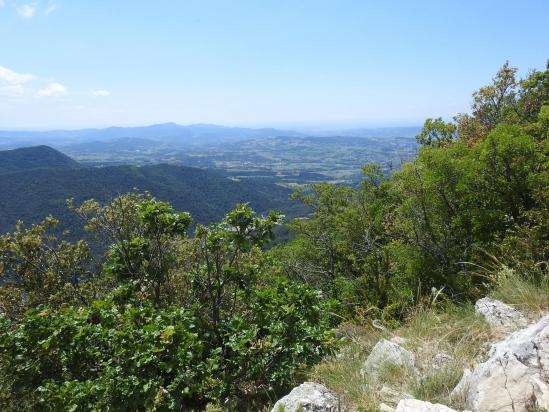 Au sommet de Garde-Grosse, le plateau de Vaison-la-romaine