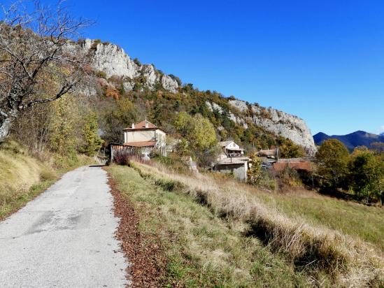 Le hameau de Ravel au pied du Rocher des Dames