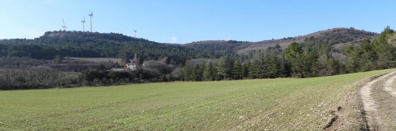 Les éoliennes du domaine de l'Argelas vues depuis la combe d'Aubagne