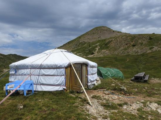 La yourte du refuge du Taillefer au pied de la crête de Séa