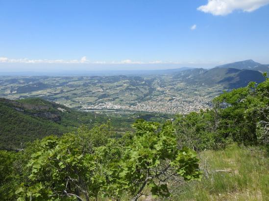 Vue plongeante sur Nyons depuis le sommet de Garde-Grosse