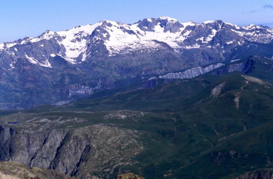 A la brèche de la Meije, vue côté N sur le plateau d'Emparis et les Grandes Rousses