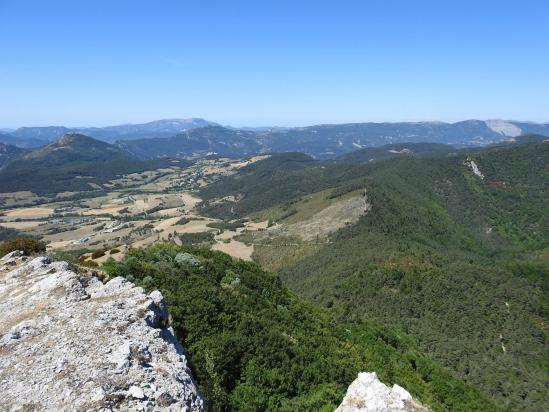 Descente en direction du col de la Caille (au fond, les montagnes d'Angèle et de Praloubeau)