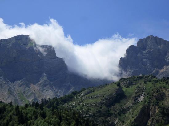 Au fond du vallon de l'Abéou trônent la Tête et le Roc de Garnesier (au milieu le col de Corps)