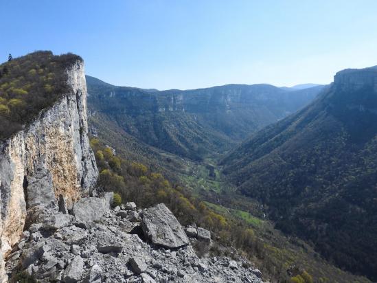 Le vallon du ruisseau du Cholet vu depuis le belvédère de la Croix du serre du Châtelard