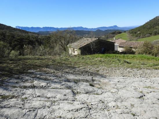 La ferme de la Petite Morouse et à l'horizon le synclinal de Saoû