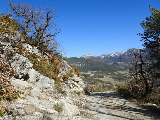 Retour vers Lesches-en-Diois par le GR91 (au fond, le val Maravel)