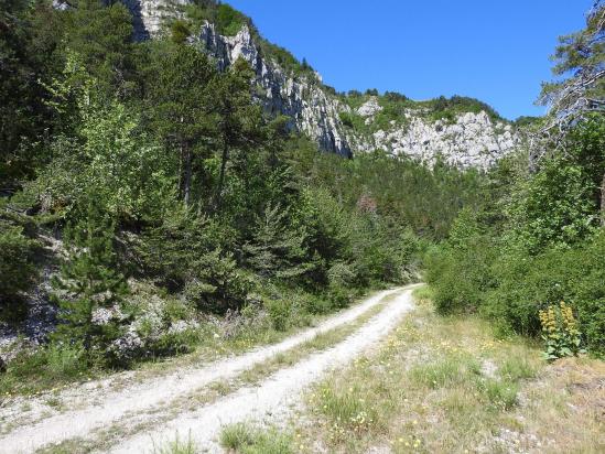 Sur la piste de retour vers Combe Belle sous les falaises de la crête des Casses