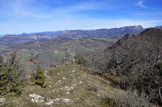 Sur le sentier de crête entre les antennes et le col du Pertuis