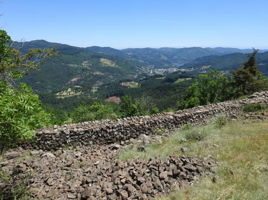 Le mur d'enceinte du château ruiné de Brion